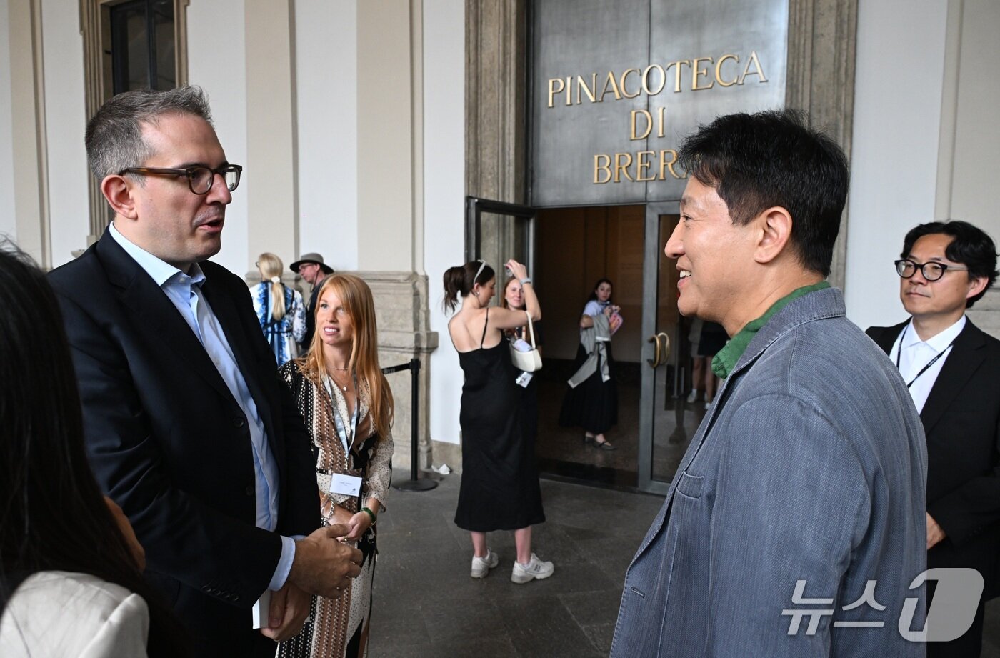 본문 이미지 - 오세훈 서울시장이 5일&#40;현지시간&#41; 브레라 미술관을 방문해 피에르루이지 렛다 리코르디 아카이브 디렉터와 음악 관련 자료의 협력·교류를 논의하고 있다.&#40;서울시 제공&#41;