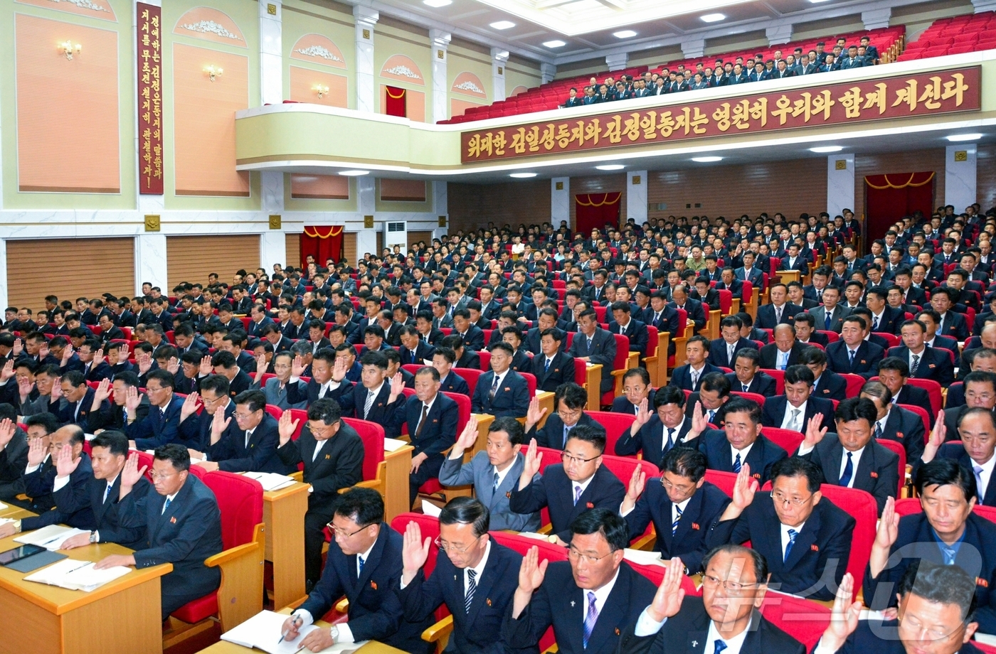 (평양 노동신문=뉴스1) = 북한 노동당 기관지 노동신문은 7일 "노동당 중앙위원회 제8기 제12차전원회의 결정관철을 위한 평양시와 각 도당위원회 전원회의 확대회의가 3일부터 6일 …