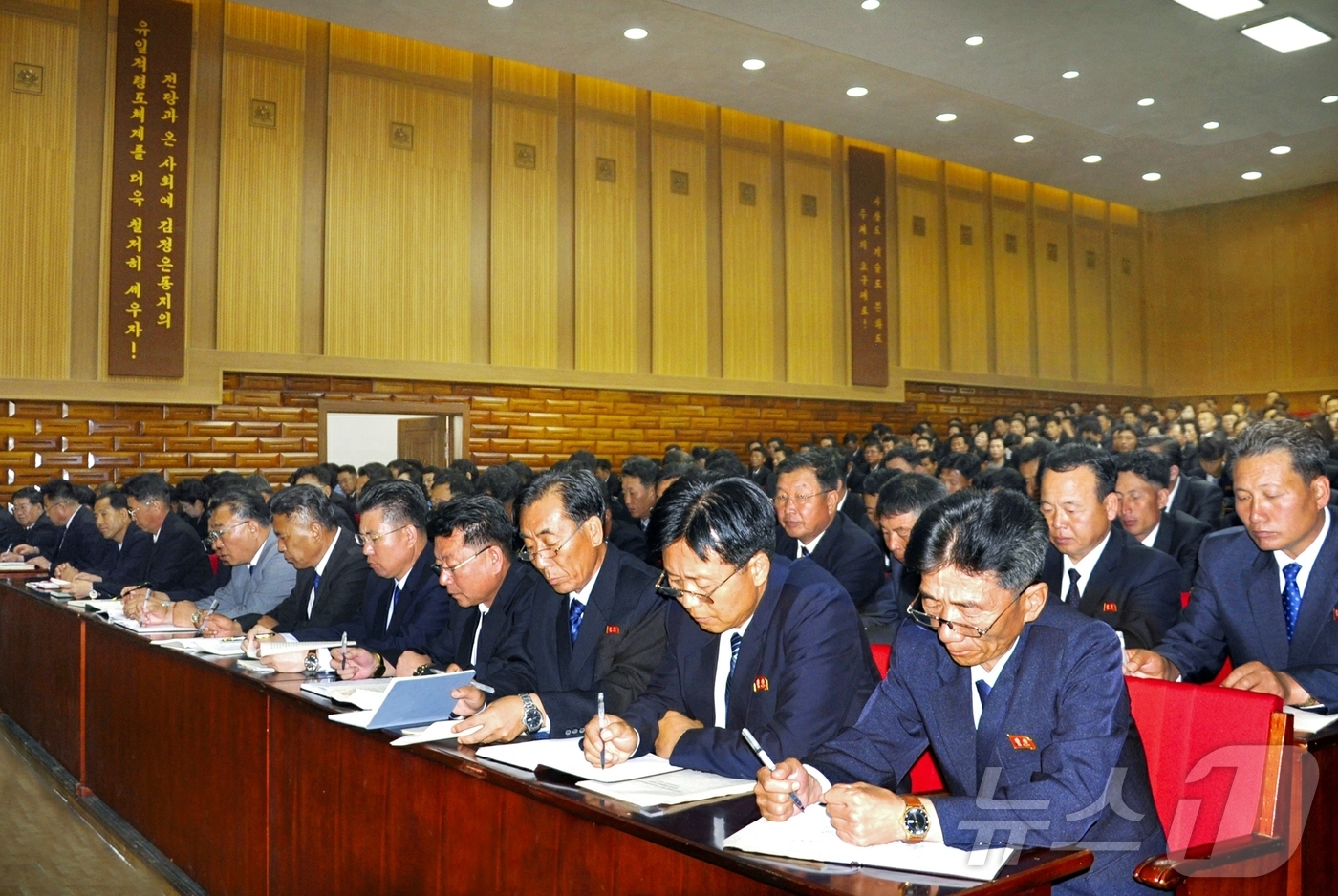 (평양 노동신문=뉴스1) = 북한 노동당 기관지 노동신문은 7일 "노동당 중앙위원회 제8기 제12차전원회의 결정관철을 위한 평양시와 각 도당위원회 전원회의 확대회의가 3일부터 6일 …