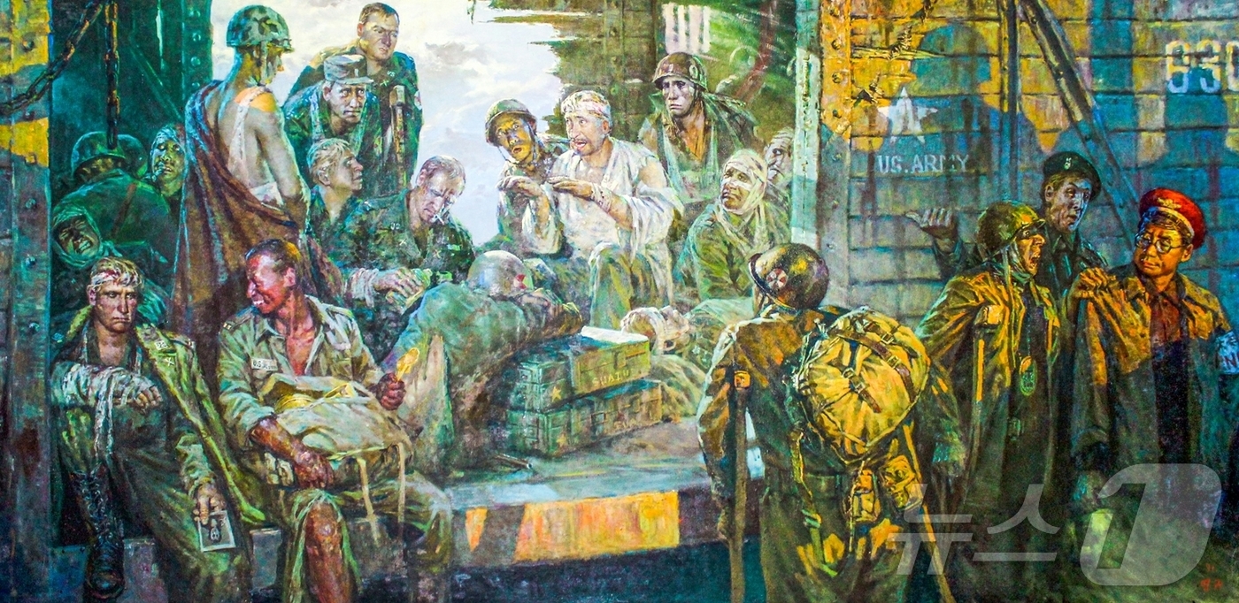 (평양 노동신문=뉴스1) = 북한 노동당 기관지 노동신문은 7일 계급교양주재 미술전시회에 걸린 작품 '함정골 이야기'를 조명하며 "침략자 미제에게 차례질 것은 시체와 죽음 뿐"이라 …