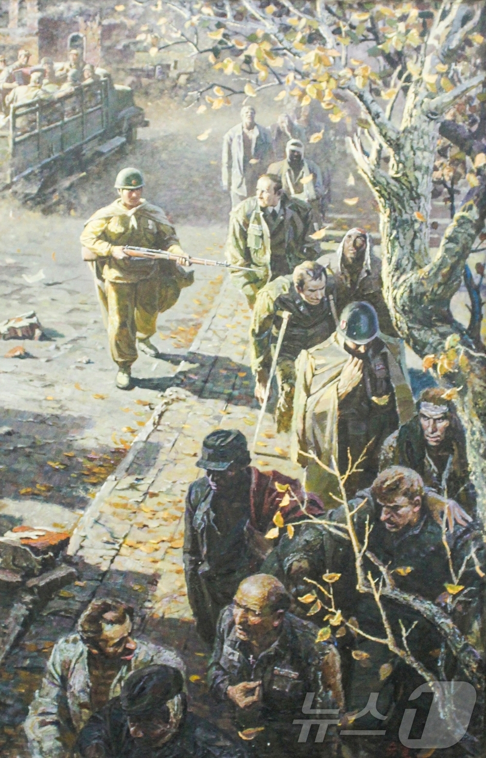 (평양 노동신문=뉴스1) = 북한 노동당 기관지 노동신문은 7일 계급교양주재 미술전시회에 걸린 작품 '낙엽'을 조명하며 "침략자 미제에게 차례질 것은 시체와 죽음 뿐"이라고 보도했 …