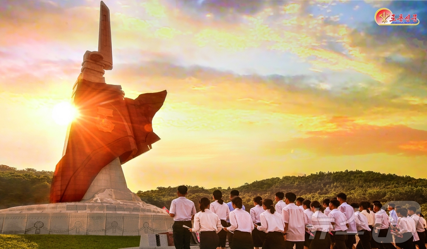 (평양 노동신문=뉴스1) = 북한 노동당 기관지 노동신문은 7일 석박산의 노을에 "지난 조국해방전쟁시기에 발휘된 인민군용사들의 불굴의 영웅정신이 그대로 슴배여있는듯 하다"고 보도했 …