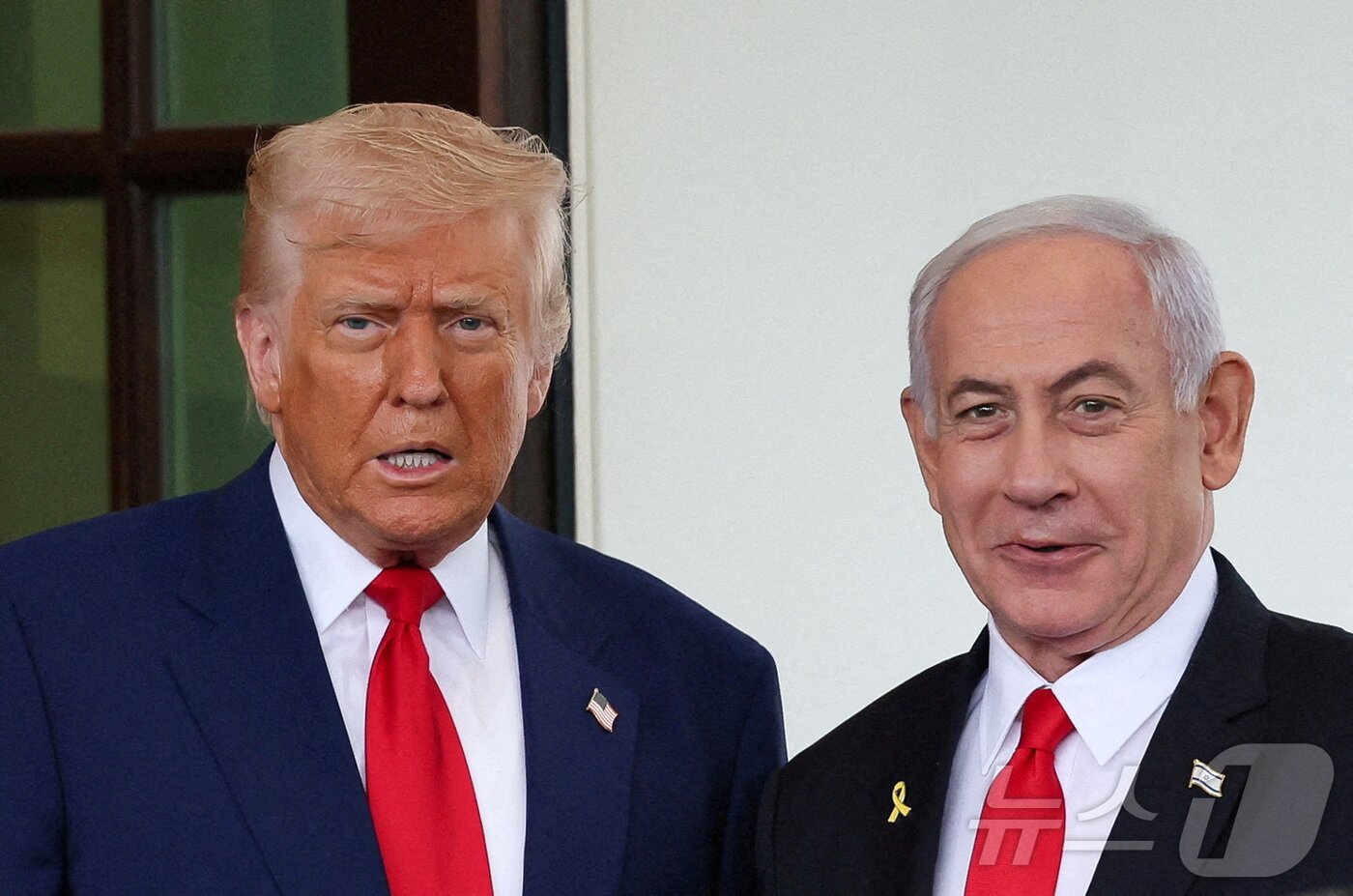 본문 이미지 - 도널드 트럼프 미국 대통령이 4월 7일 미국 워싱턴 DC 백악관 입구에서 베냐민 네타냐후 이스라엘 총리를 환영하고 있다. 2025.04.07. ⓒ 로이터=뉴스1 ⓒ News1 윤다정 기자