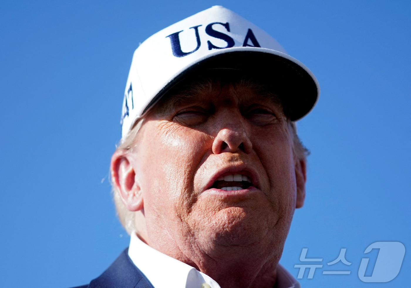 (모리스타운 로이터=뉴스1) 김경민 기자 = 도널드 트럼프 미국 대통령이 6일(현지시간) 미국 뉴저지주 모리스타운의 모리스타운공항에 도착해 기자들과 인터뷰하고 있다. 2025.7. …