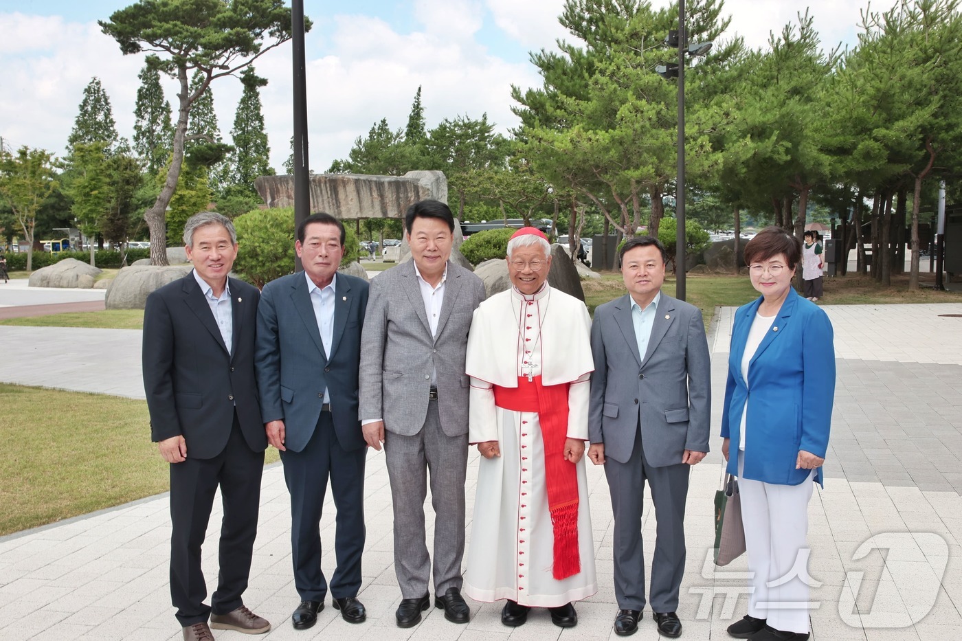 (당진=뉴스1) 이동원 기자 = 오성환 당진시장이 지난 5일 유흥식 추기경을 만나 2027년 천주교 세계청년대회 기간 내 레오 14세 교황의 솔뫼성지 방문을 요청했다.유흥식 추기경 …