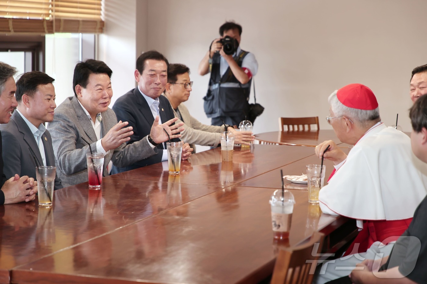 (당진=뉴스1) 이동원 기자 = 오성환 당진시장이 지난 5일 유흥식 추기경을 만나 2027년 천주교 세계청년대회 기간 내 레오 14세 교황의 솔뫼성지 방문을 요청했다.유흥식 추기경 …