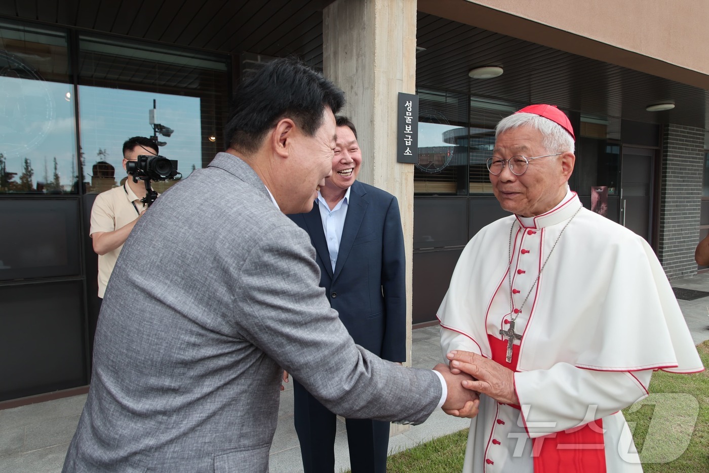 (당진=뉴스1) 이동원 기자 = 오성환 당진시장이 지난 5일 유흥식 추기경을 만나 2027년 천주교 세계청년대회 기간 내 레오 14세 교황의 솔뫼성지 방문을 요청했다.유흥식 추기경 …