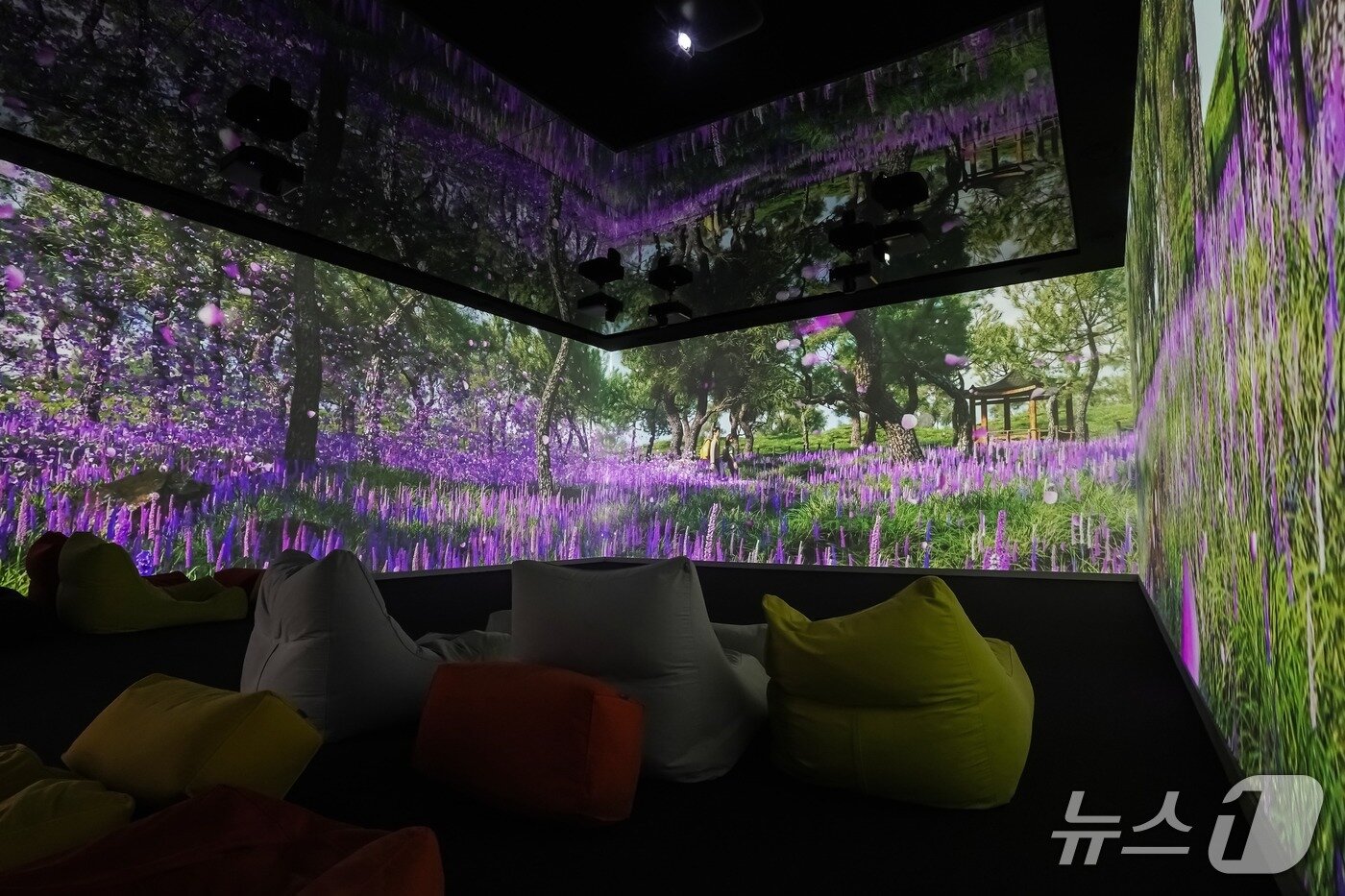 본문 이미지 - 드라마 촬영지를 미디어 아트로 구현한 가상 로케이션 투어(한국관광공사 제공)