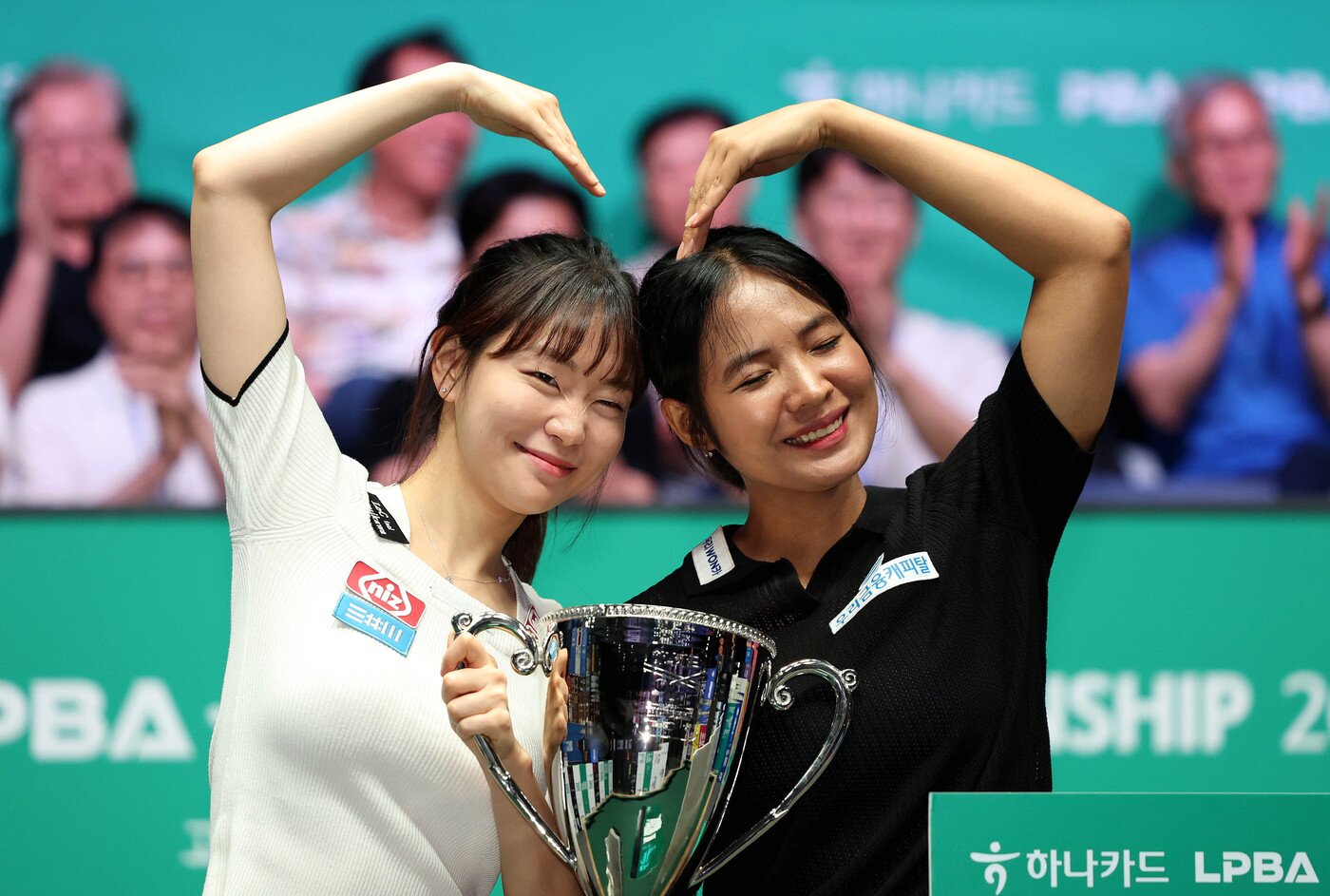 본문 이미지 - 김보라&#40;왼쪽&#41;와 스롱피아비&#40;PBA 제공&#41;