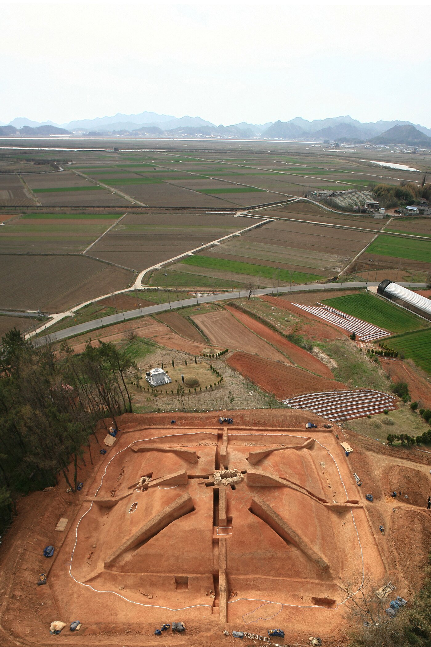 본문 이미지 - 옥야리 장동 방대형 고분 전경&#40;국가유산청 제공&#41;