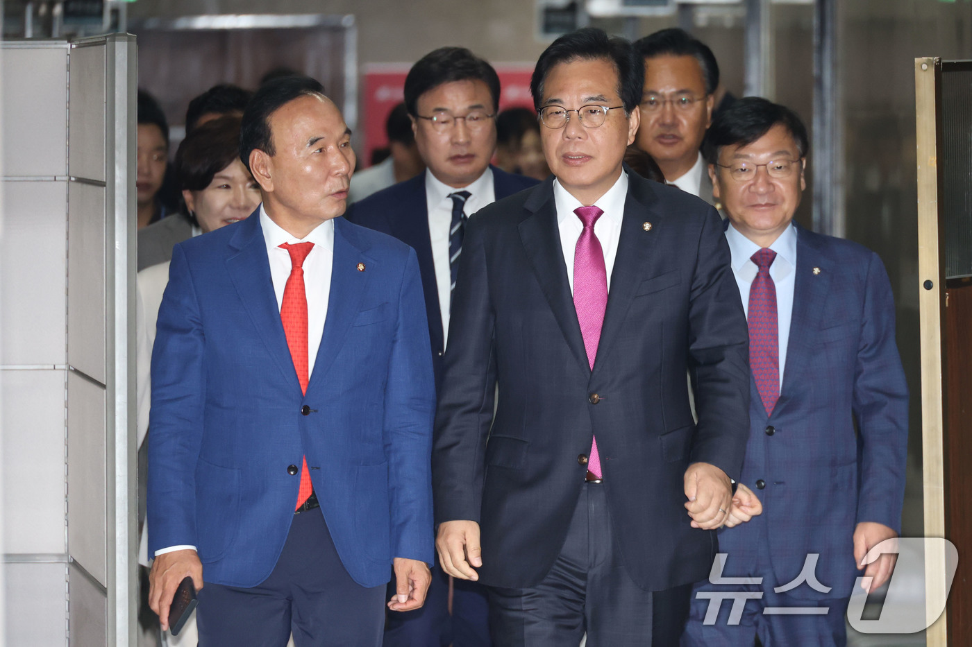 (서울=뉴스1) 이광호 기자 = 송언석 국민의힘 비상대책위원장 겸 원내대표와 비대위원들이 7일 오전 서울 여의도 국회에서 열린 비상대책위원회의에 참석하고 있다. 2025.7.7/뉴 …