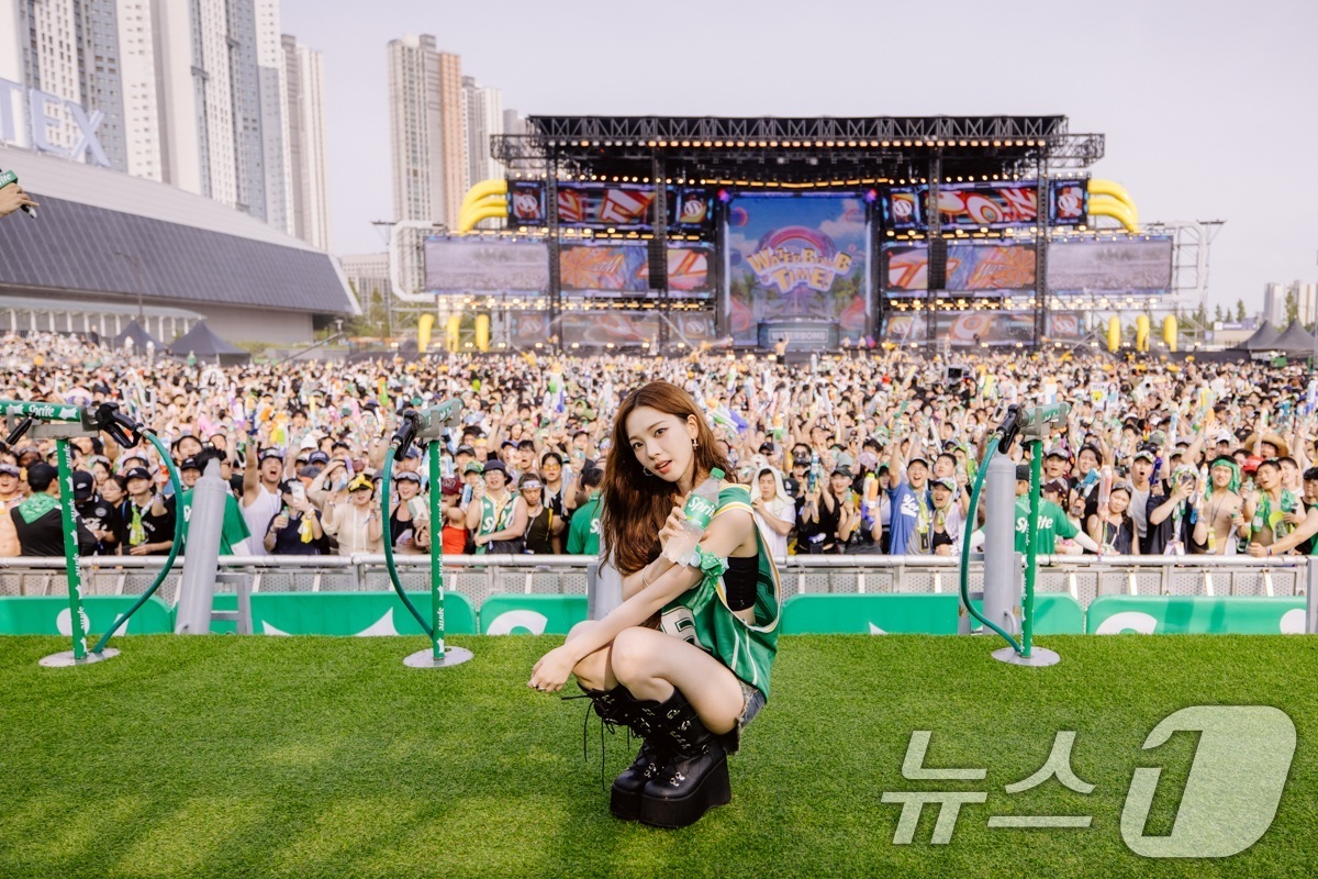 (서울=뉴스1) = 코카-콜라사는 스프라이트가 후원사로 참여하는 '워터밤 서울 2025'에서 스프라이트의 모델 에스파 카리나가 카리스마 넘치는 퍼포먼스로 페스티벌을 상쾌하게 물들였 …