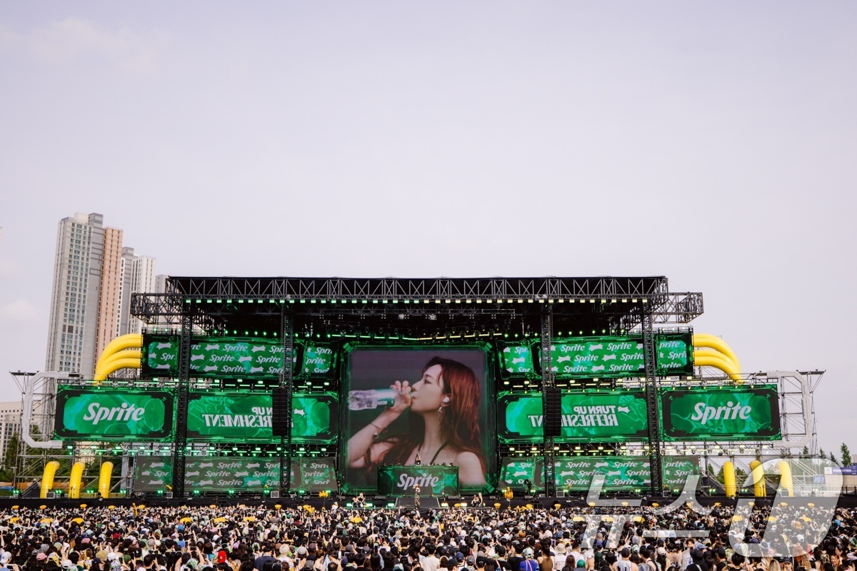 (서울=뉴스1) = 코카-콜라사는 스프라이트가 후원사로 참여하는 '워터밤 서울 2025'에서 스프라이트의 모델 에스파 카리나가 카리스마 넘치는 퍼포먼스로 페스티벌을 상쾌하게 물들였 …