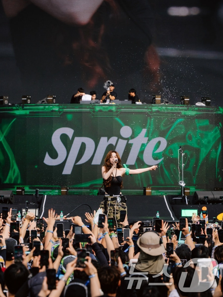 (서울=뉴스1) = 코카-콜라사는 스프라이트가 후원사로 참여하는 '워터밤 서울 2025'에서 스프라이트의 모델 에스파 카리나가 카리스마 넘치는 퍼포먼스로 페스티벌을 상쾌하게 물들였 …
