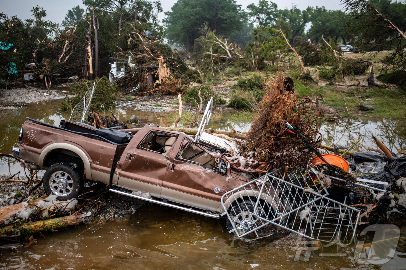 본문 이미지 - 5일(현지시간) 미국 텍사스주 커빌에서 홍수로 인해 트럭이 파손돼 있다. ⓒ 로이터=뉴스1