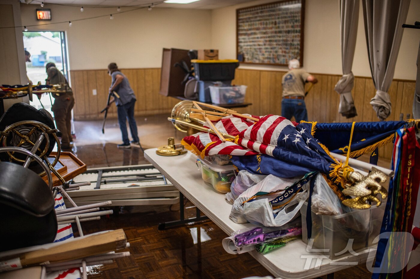 본문 이미지 - 5일(현지시간) 미국 텍사스주 커빌에서 홍수로 인해 피해가 발생한 가운데 미국 국기 등이 테이블에 놓여 있다. ⓒ 로이터=뉴스1