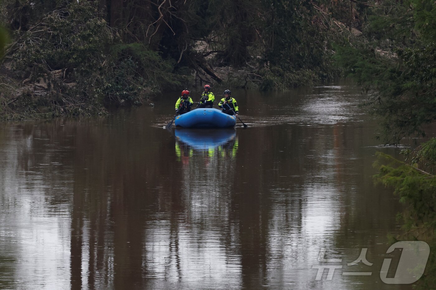 본문 이미지 - 6일(현지시간) 미국 텍사스주 커빌에서 폭우로 인한 홍수가 발생한 가운데 수색대원들이 고무보트를 이용해  수색작업을 하고 있다. ⓒ 로이터=뉴스1