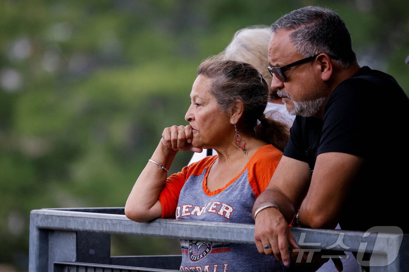 본문 이미지 - 6일(현지시간) 미국 텍사스주 커빌에서 폭우로 인한 홍수가 발생한 가운데 시민들이 근심 가득히 과달루페 강을 바라보고 있다. ⓒ 로이터=뉴스1