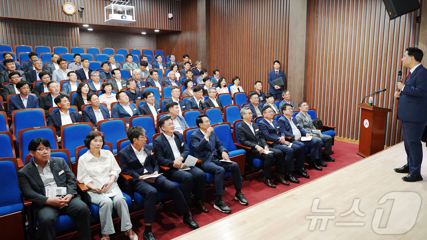 (서산=뉴스1) 이동원 기자 = 충남 서산시는 지난 4일 서산시 문화회관 소공연장에서 이완섭 서산시장을 비롯한 고위 공직자 70여 명을 대상으로 ‘2025년 고위 공직자 반부패·청 …