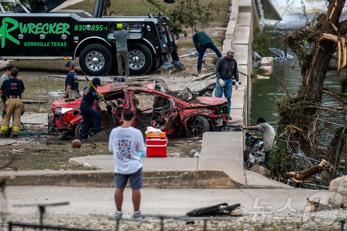 본문 이미지 - 6일(현지시간) 미국 텍사스주 커빌에서 폭우로 인한 홍수로 차량들이 파손돼 있다. ⓒ 로이터=뉴스1
