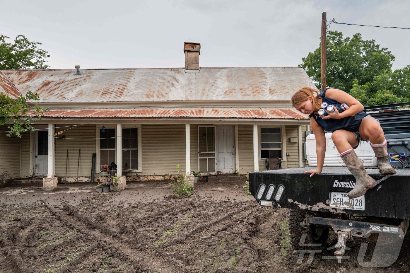 본문 이미지 - 6일(현지시간) 미국 텍사스주 센터 포인트의 홍수 피해지역에서 한 시민이 음료를 모으고 있다. ⓒ AFP=뉴스1