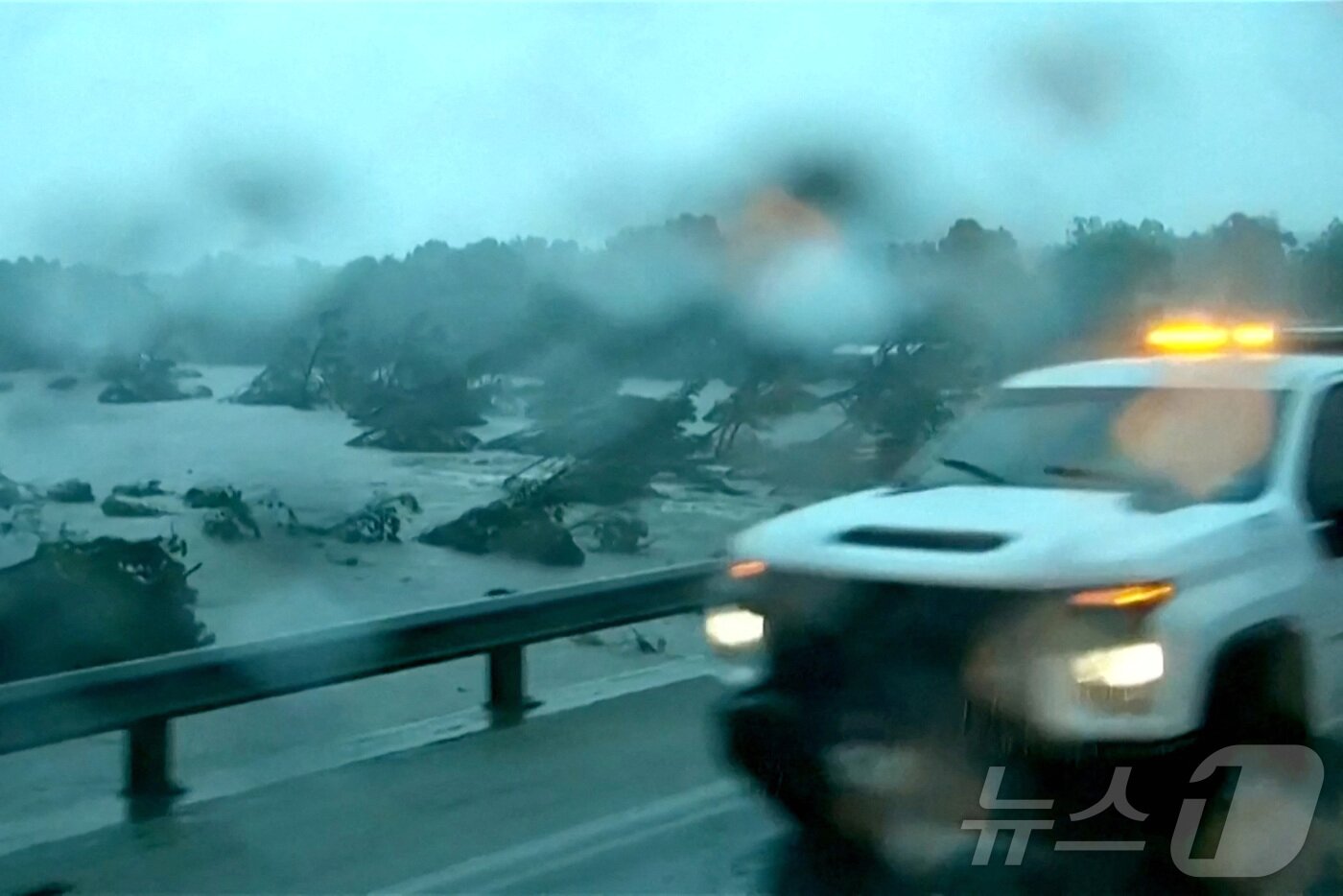 본문 이미지 - 4일(현지시간) 미국 텍사스주 카운티에서 폭우로 과달루페 강의 수위가 상승해 응급 구조대원들이 현장을 살펴보고 있다. ⓒ 로이터=뉴스1