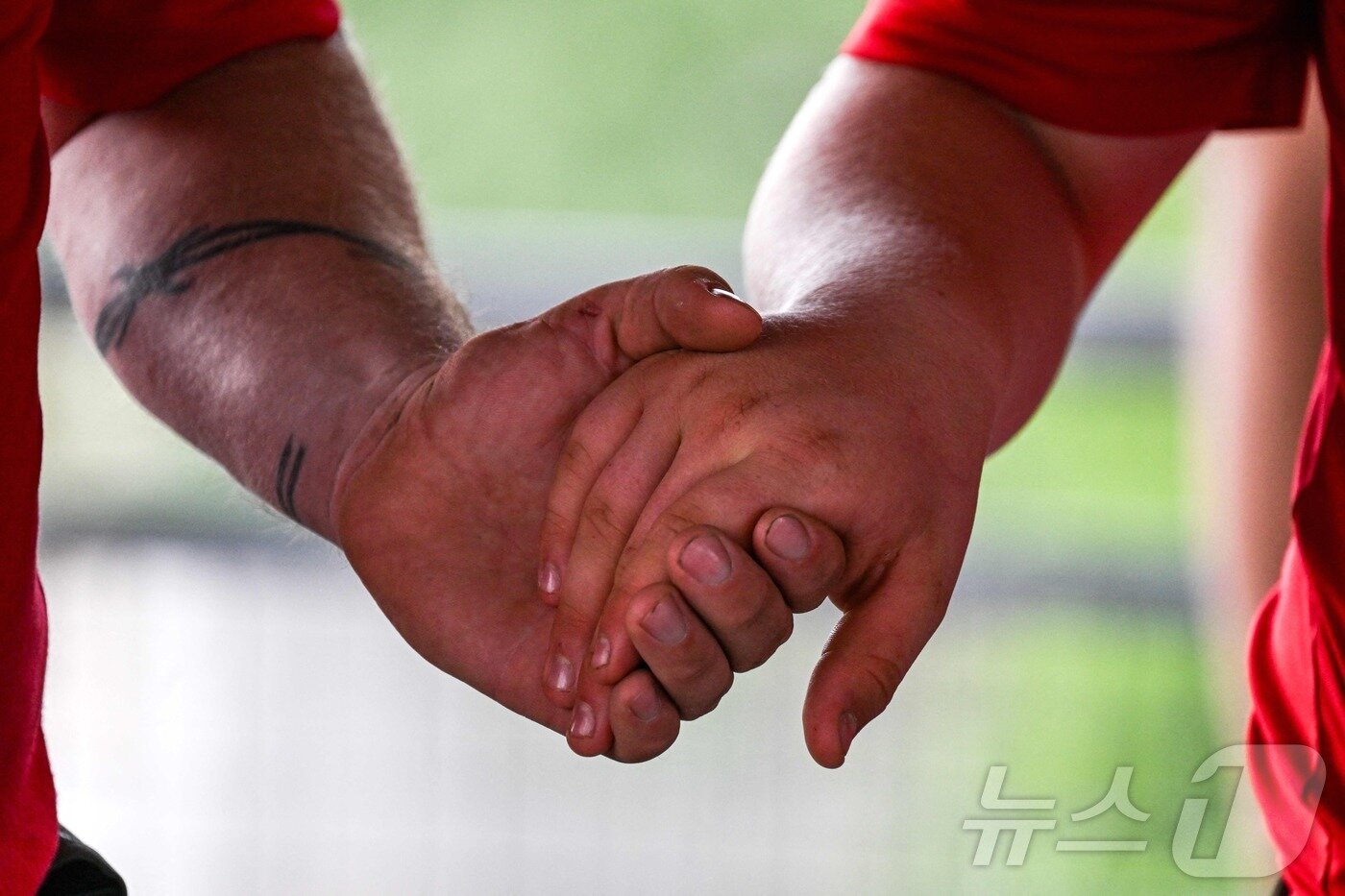 본문 이미지 - 6일(현지시간) 미국 텍사스주 커빌의 과달루페 강 인근에 홍수 피해가 극심한 가운데 시민들이 기도를 하고 있다.ⓒ AFP=뉴스1