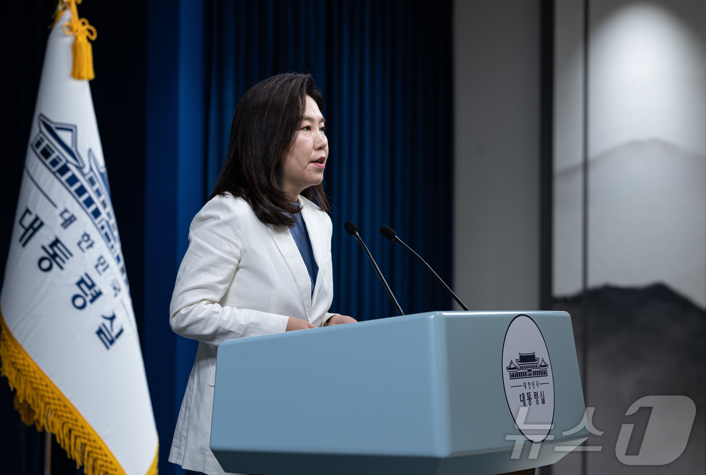 (서울=뉴스1) 이재명 기자 = 강유정 대통령실 대변인이 7일 서울 용산 대통령실 청사에서 청년담당관 신설 및 채용 관련 브리핑을 하고 있다. 2025.7.7/뉴스1