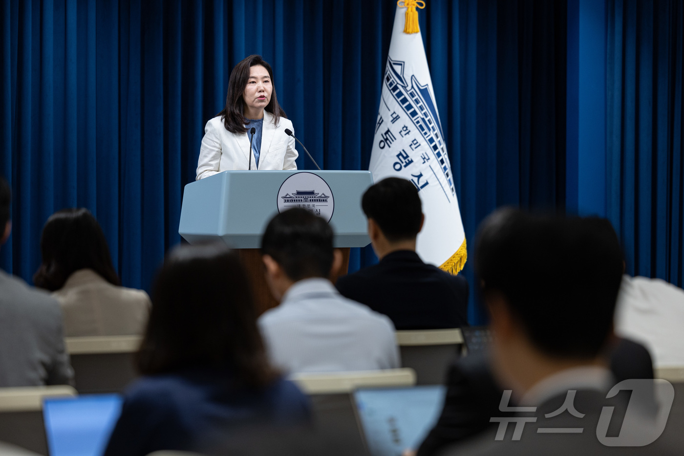 (서울=뉴스1) 이재명 기자 = 강유정 대통령실 대변인이 7일 서울 용산 대통령실 청사에서 청년담당관 신설 및 채용 관련 브리핑을 하고 있다. 2025.7.7/뉴스1