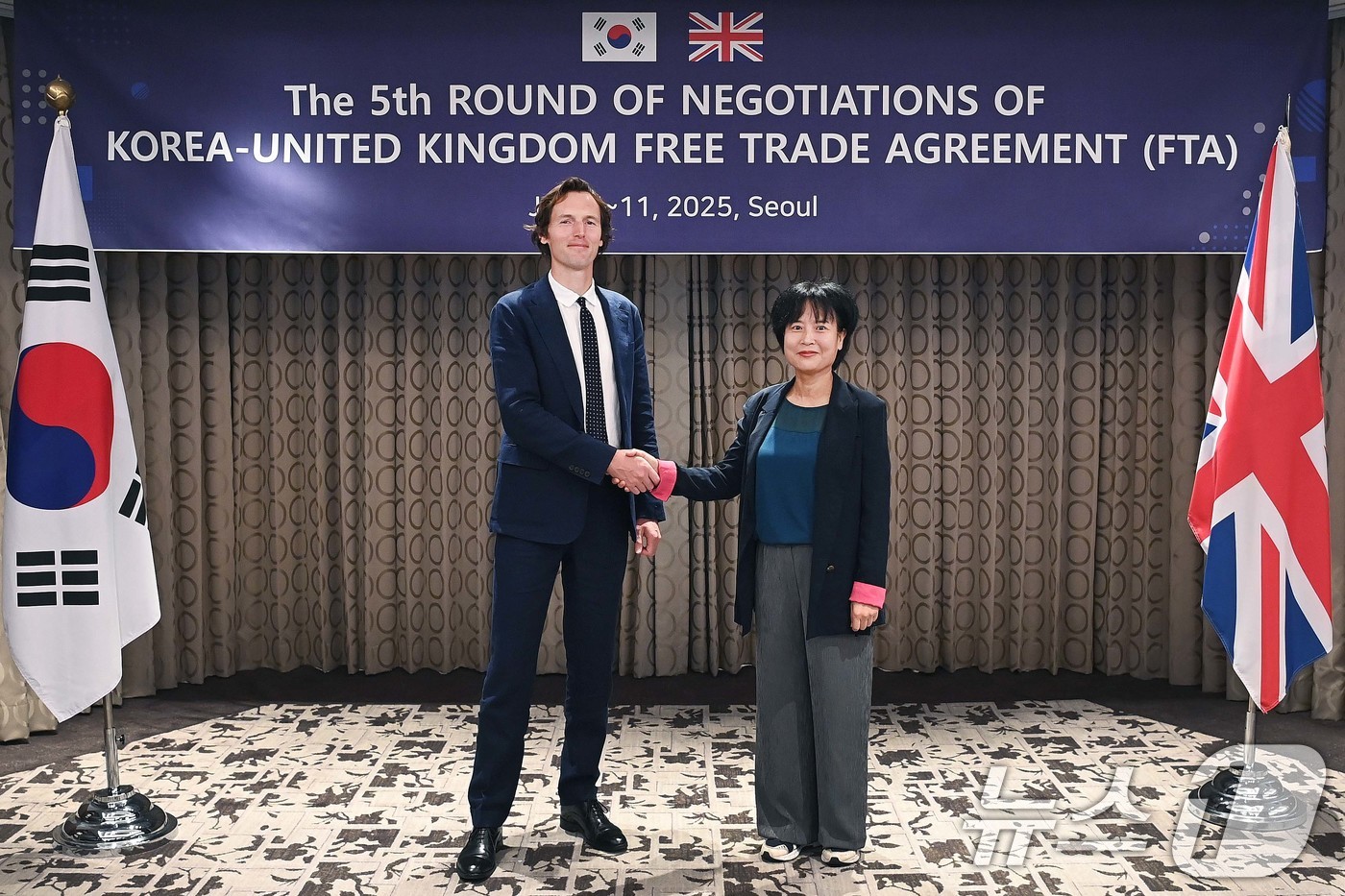 (서울=뉴스1) = 권혜진 산업통상자원부 자유무역협정교섭관이 7일 서울 중구 롯데호텔에서 아담 펜 영국 기업통상부 부국장을 비롯한 양국 정부대표단이 참석한 가운데 열린 '한-영국 …