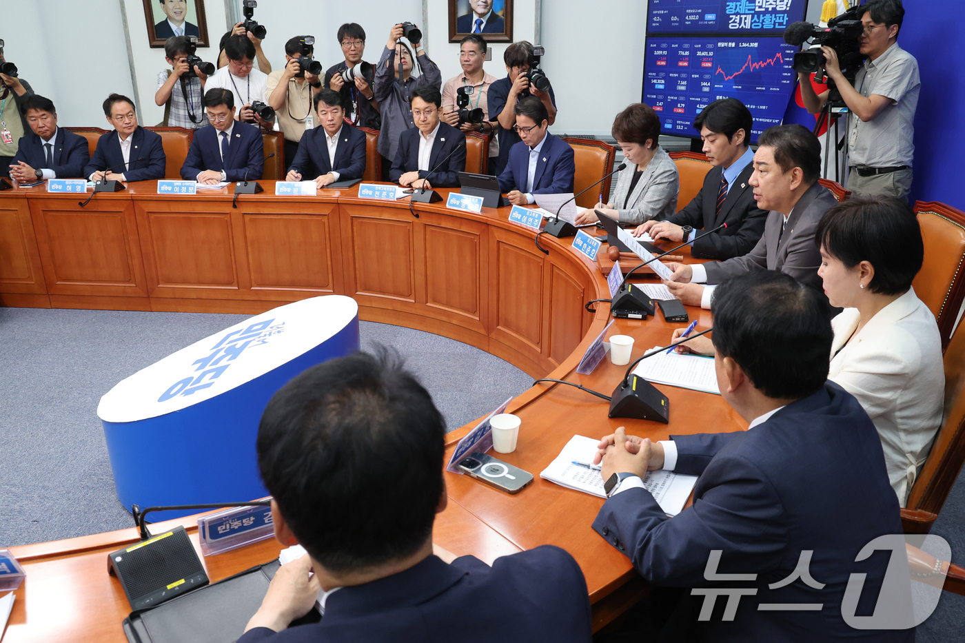 (서울=뉴스1) 안은나 기자 = 김병기 더불어민주당 대표 직무대행 겸 원내대표가 7일 오전 서울 여의도 국회에서 열린 최고위원회의에 참석해 모두 발언을 하고 있다. 2025.7.7 …