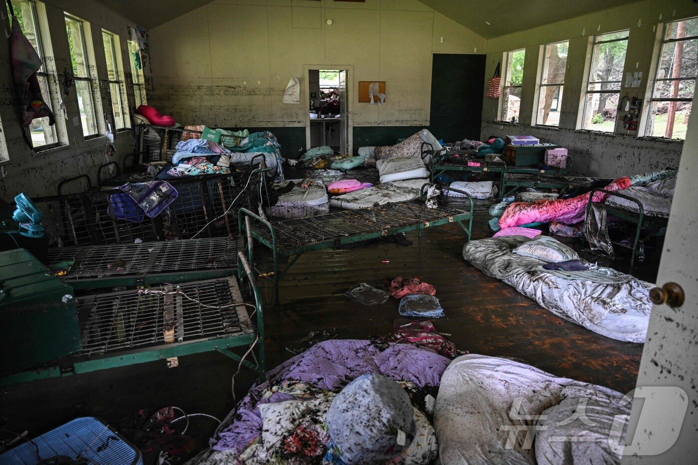 본문 이미지 - 일(현지시간) 미국 텍사스주 헌트 지역에 갑작스러운 홍수로 인해 최소 20명의소녀들이 실종됐다. 사진은 실종된 소녀들이 지낸 캠프 미스틱의 오두막 내부 모습. ⓒ AFP=뉴스1