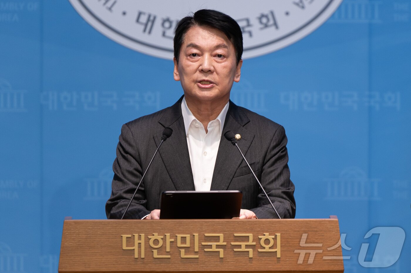 본문 이미지 - 안철수 국민의힘 혁신위원장이 7일 서울 여의도 국회 소통관에서 기자회견을 열고 혁신위원장 사퇴 및 전당대회 출마를 밝히고 있다. 2025.7.7/뉴스1 ⓒ News1 유승관 기자