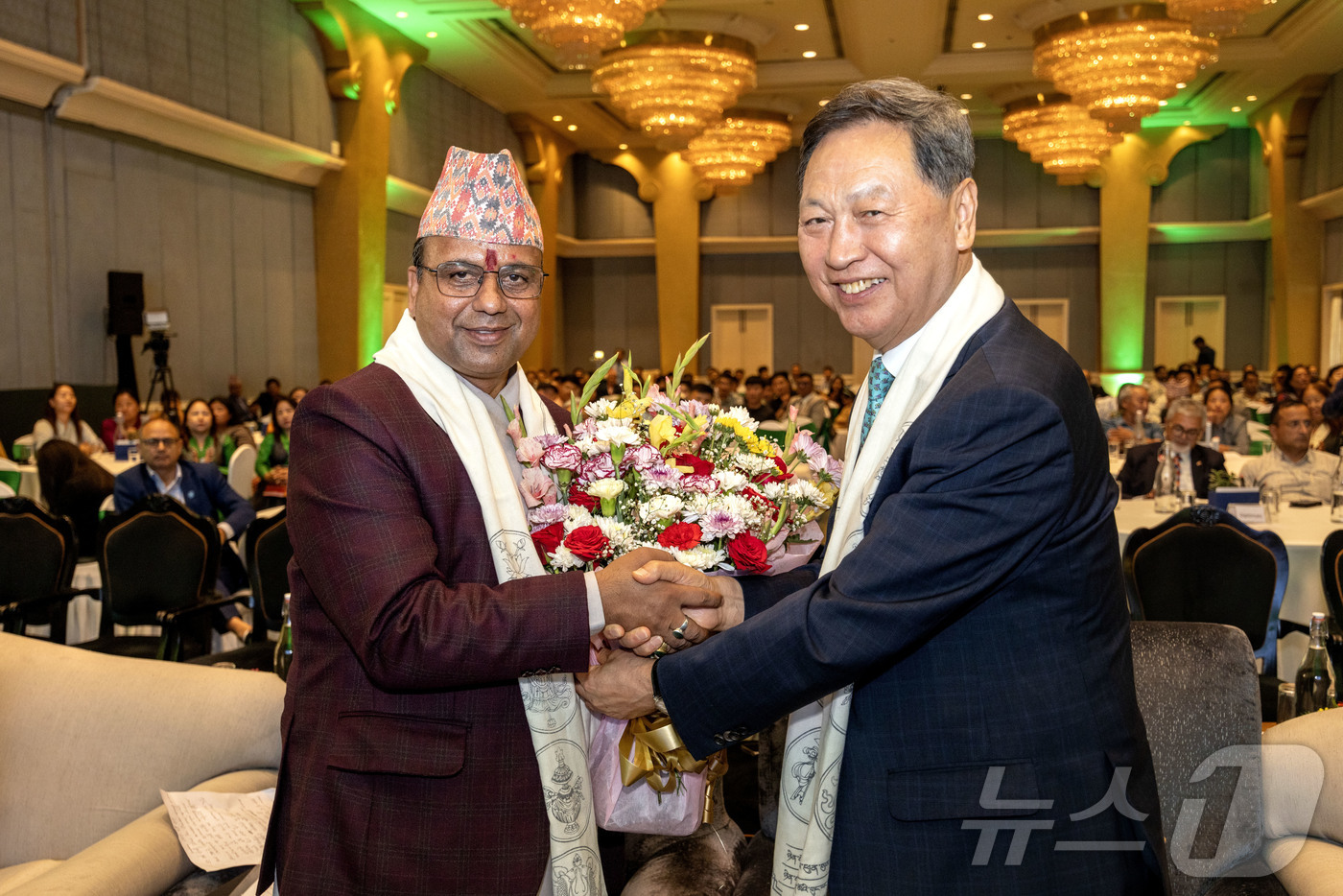 (서울=뉴스1) 사진공동취재단 = 강태선 BYN블랙야크그룹 회장이 7월5일(현지시각) 오후 히말라야의 미래를 논의하기 위해 네팔 카트만두에서 열린 ‘서밋 포 어스(Summit fo …