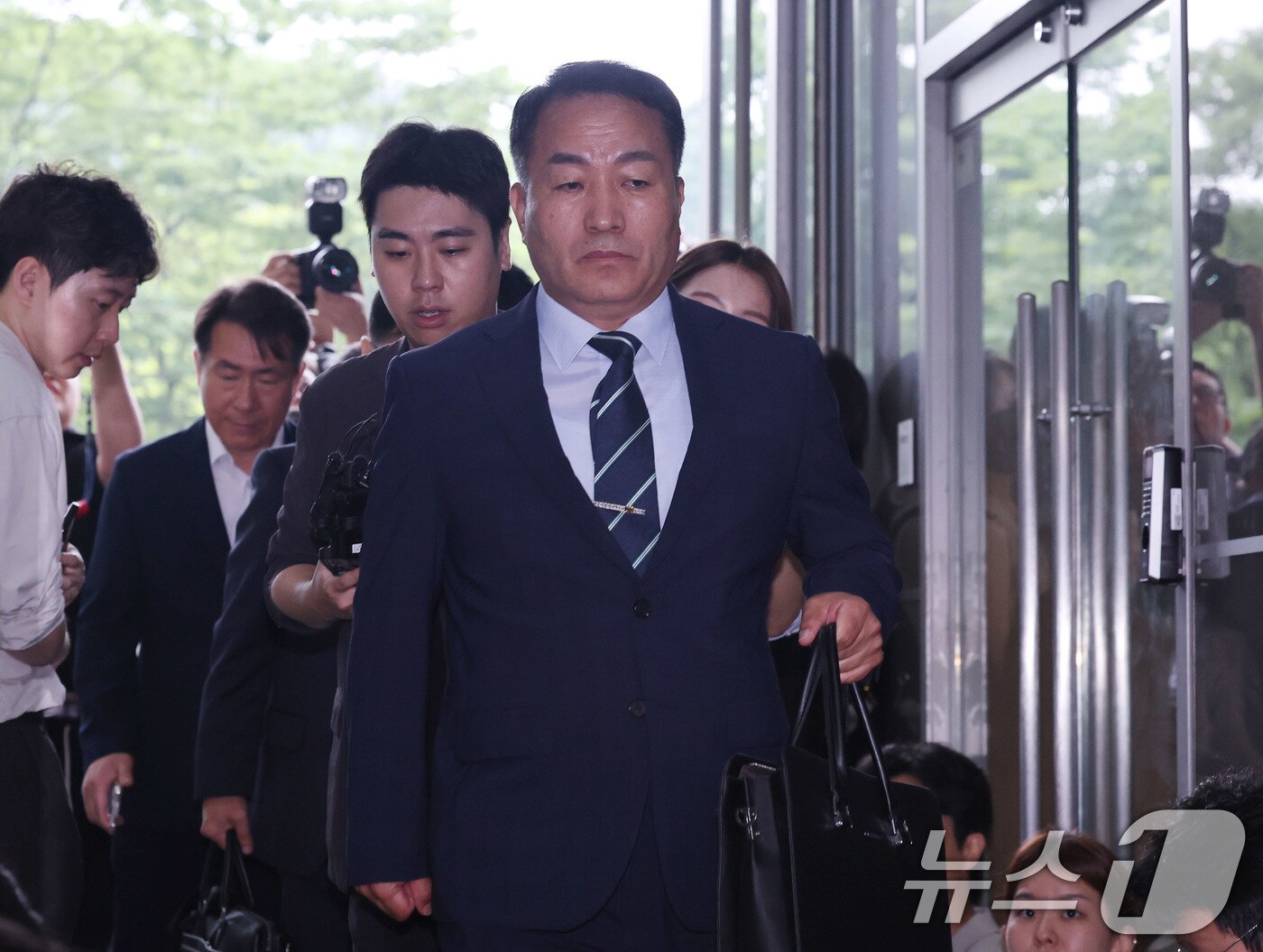 본문 이미지 - 김계환 전 해병대사령관이 7일 서울 서초구 순직해병 특검 사무실에 조사를 받기위해 출석하고 있다. 2025.7.7/뉴스1 ⓒ News1 박지혜 기자