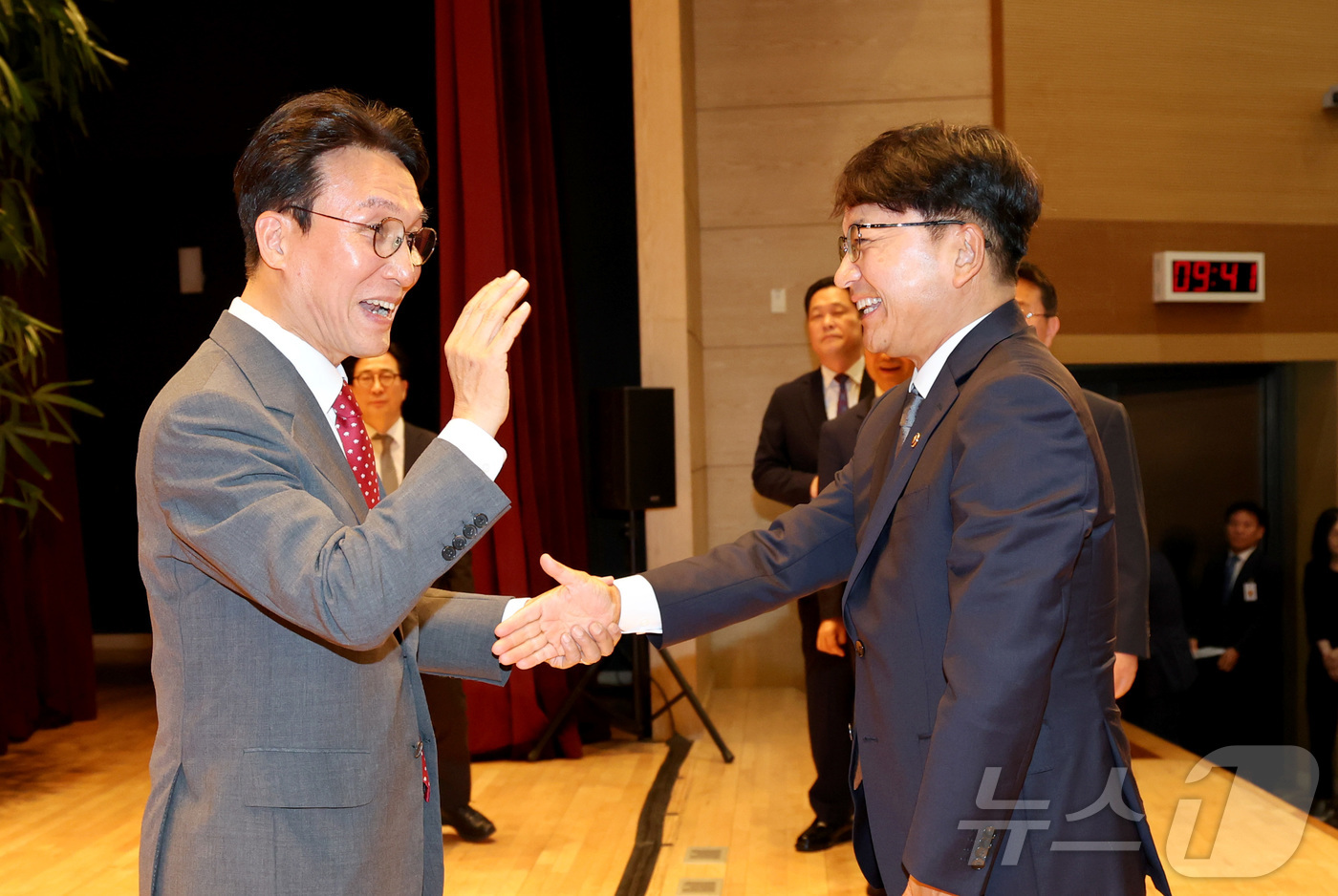 (세종=뉴스1) 김기남 기자 = 김민석 국무총리가 7일 오전 세종시 정부세종청사 대강당에서 열린 취임식을 마친 뒤 김광용 행안부 재난안전관리본부장과 인사를 나누고 있다. 2025. …