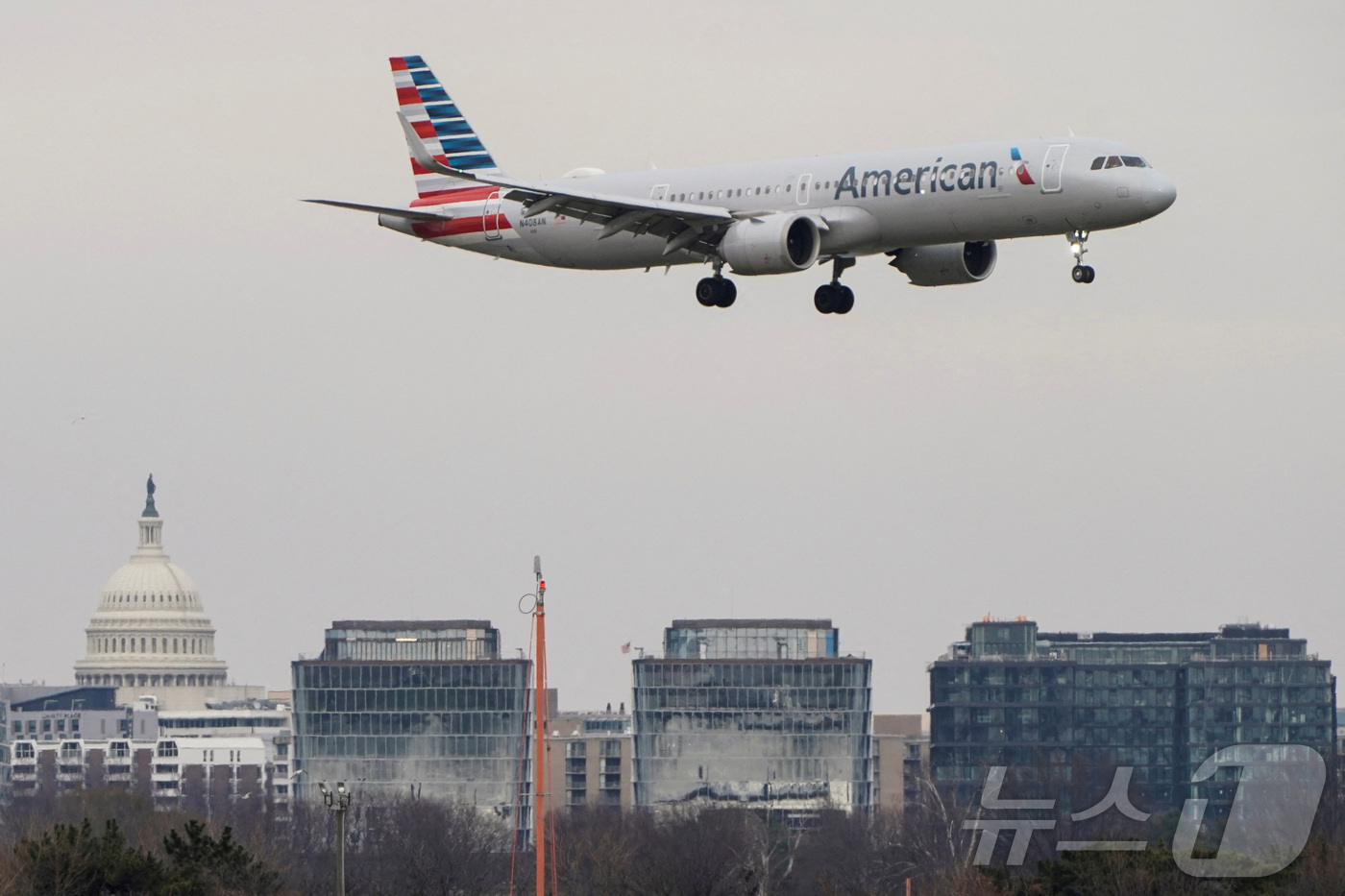 (알링턴 로이터=뉴스1) 윤다정 기자 = 2022년 1월 24일(현지시간) 아메리칸항공 항공기가 미국 워싱턴 DC 국회의사당을 지나 버지니아주 알링턴 레이건 내셔널 공항에 착륙하기 …