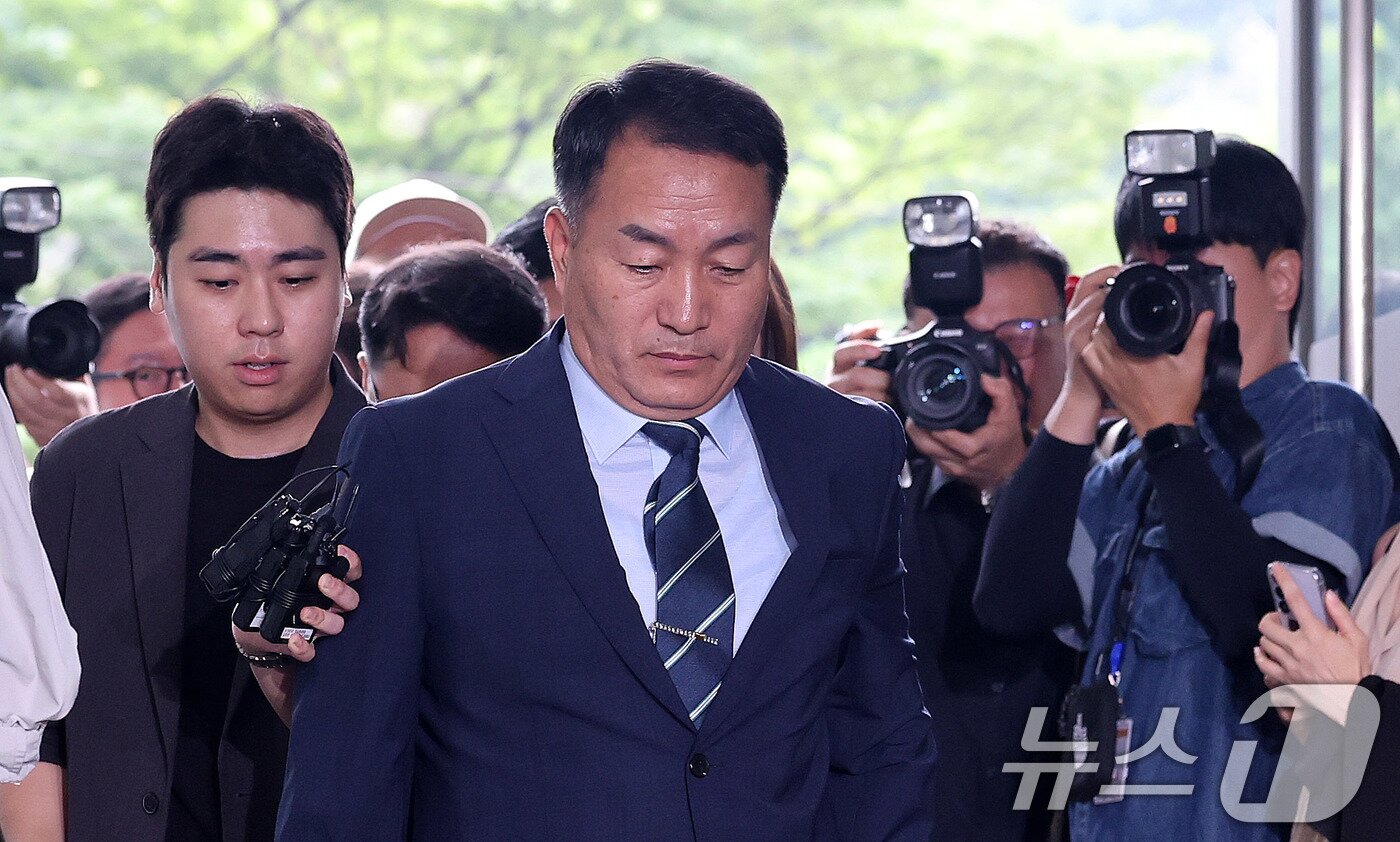 본문 이미지 - 김계환 전 해병대사령관이 7일 서울 서초구 순직해병 특검 사무실에 조사를 받기위해 출석하고 있다.  2025.7.7/뉴스1 ⓒ News1 박지혜 기자