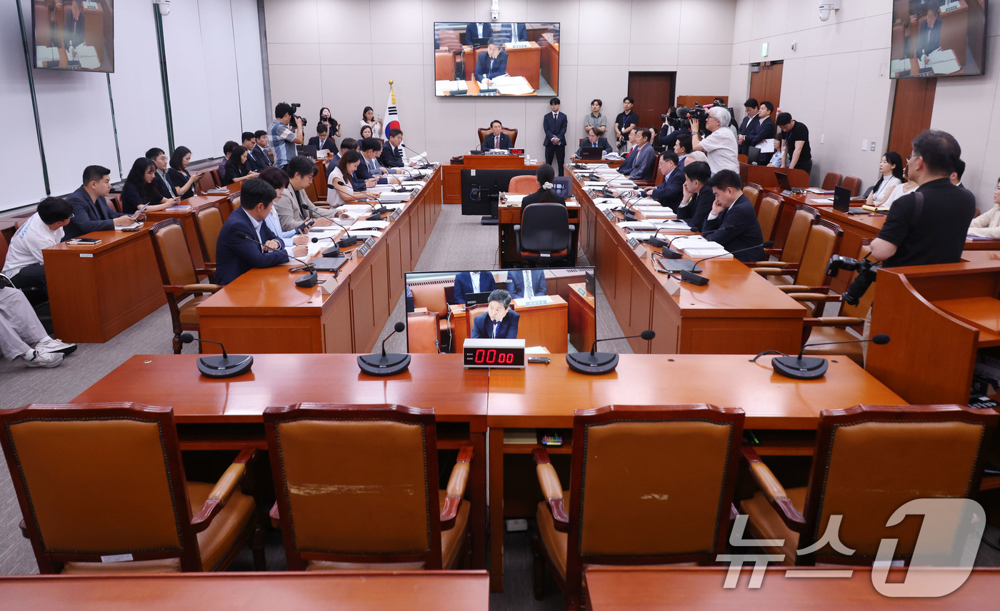 (서울=뉴스1) 이광호 기자 = 7일 오전 서울 여의도 국회에서 열린 외교통일위원회 전체회의를 김석기 위원장이 주재하고 있다.  2025.7.7/뉴스1