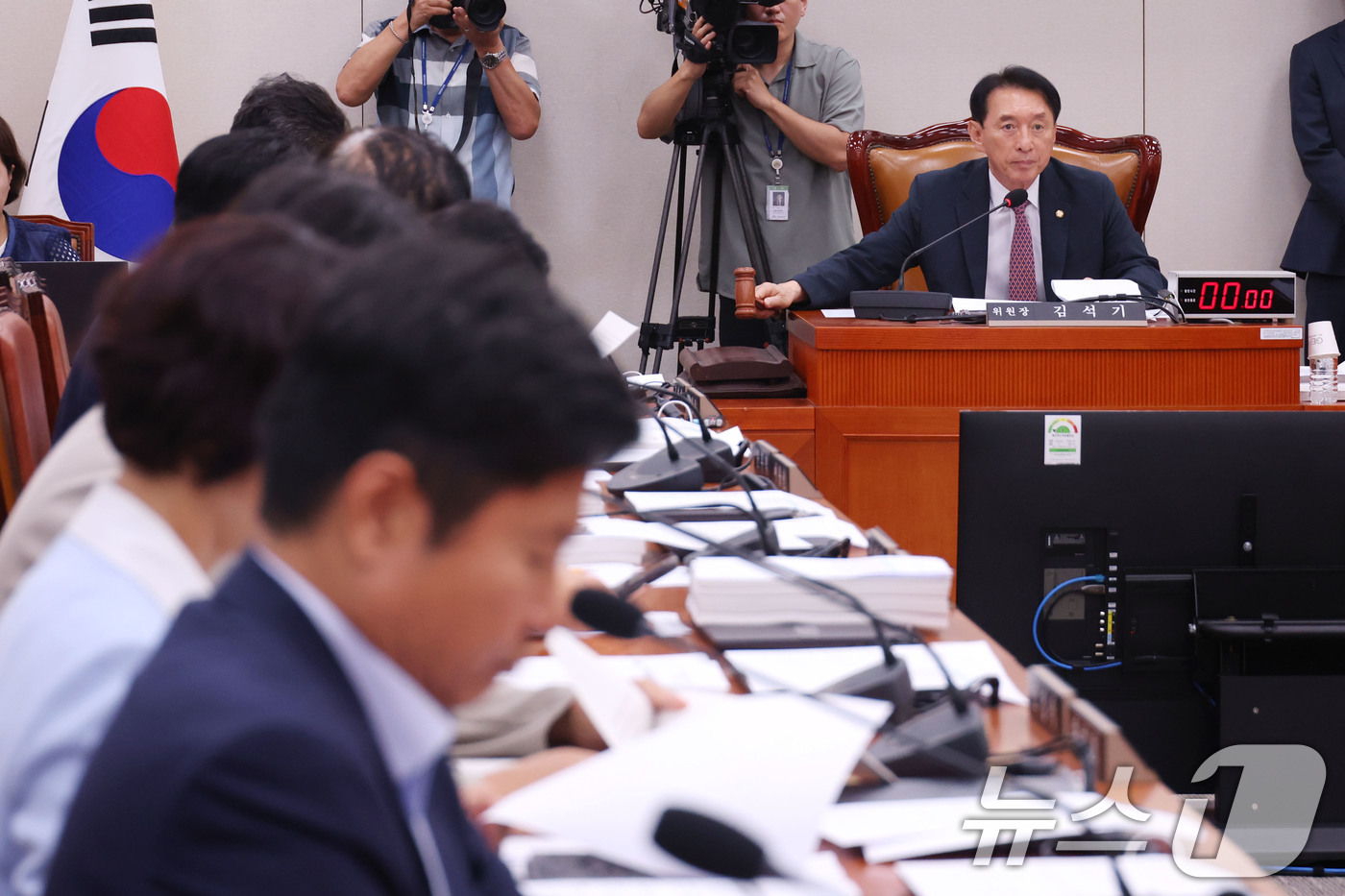 (서울=뉴스1) 이광호 기자 = 7일 오전 서울 여의도 국회에서 열린 외교통일위원회 전체회의에서 김석기 위원장이 의사봉을 두드리며 통일부, 외교부 장관 후보자 인사청문회 실시계획서 …