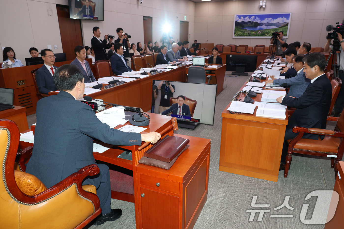 (서울=뉴스1) 이광호 기자 = 7일 오전 서울 여의도 국회에서 열린 외교통일위원회 전체회의에서 김석기 위원장이 의사봉을 두드리고 있다.  2025.7.7/뉴스1