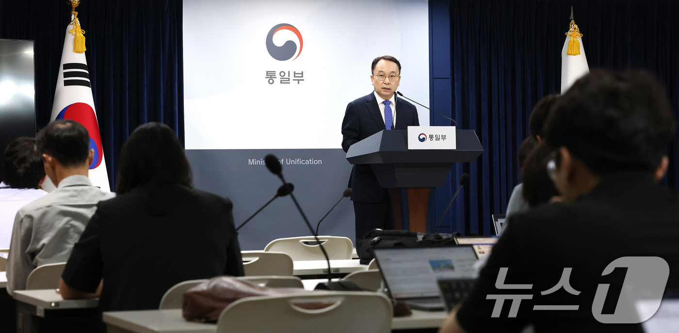 (서울=뉴스1) 임세영 기자 = 구병삼 통일부 대변인이 7일 서울 종로구 정부서울청사 브리핑실에서 정례브리핑을 하고 있다. 2025.7.7/뉴스1