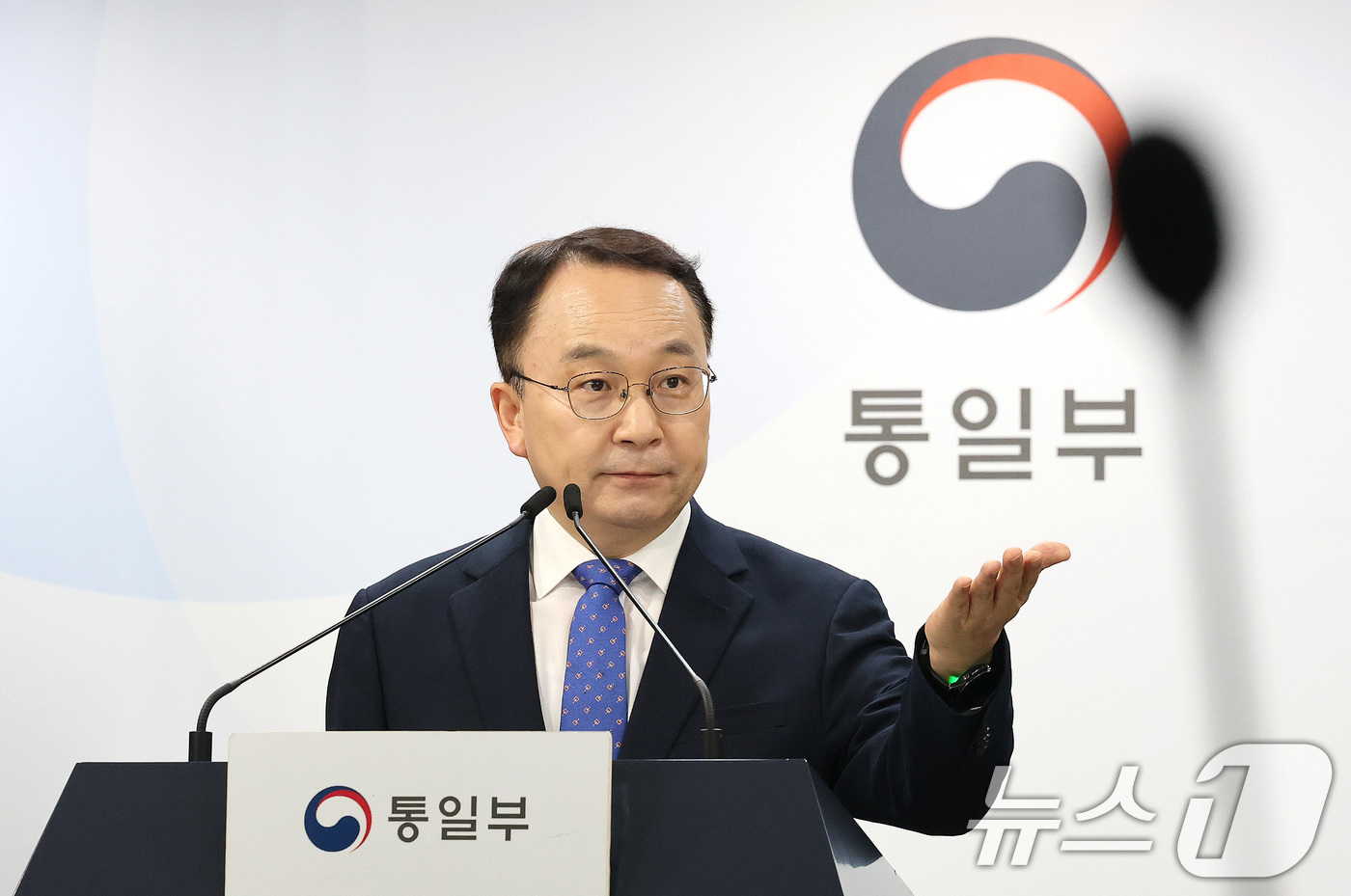 (서울=뉴스1) 임세영 기자 = 구병삼 통일부 대변인이 7일 서울 종로구 정부서울청사 브리핑실에서 정례브리핑을 하고 있다. 2025.7.7/뉴스1