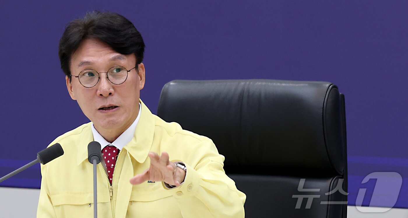 본문 이미지 - 김민석 국무총리가 7일 오전 세종시 정부세종청사 중앙재난안전상황실에서 여름철 재난 대비 상황을 점검하며 발언하고 있다. 2025.7.7/뉴스1 ⓒ News1 김기남 기자