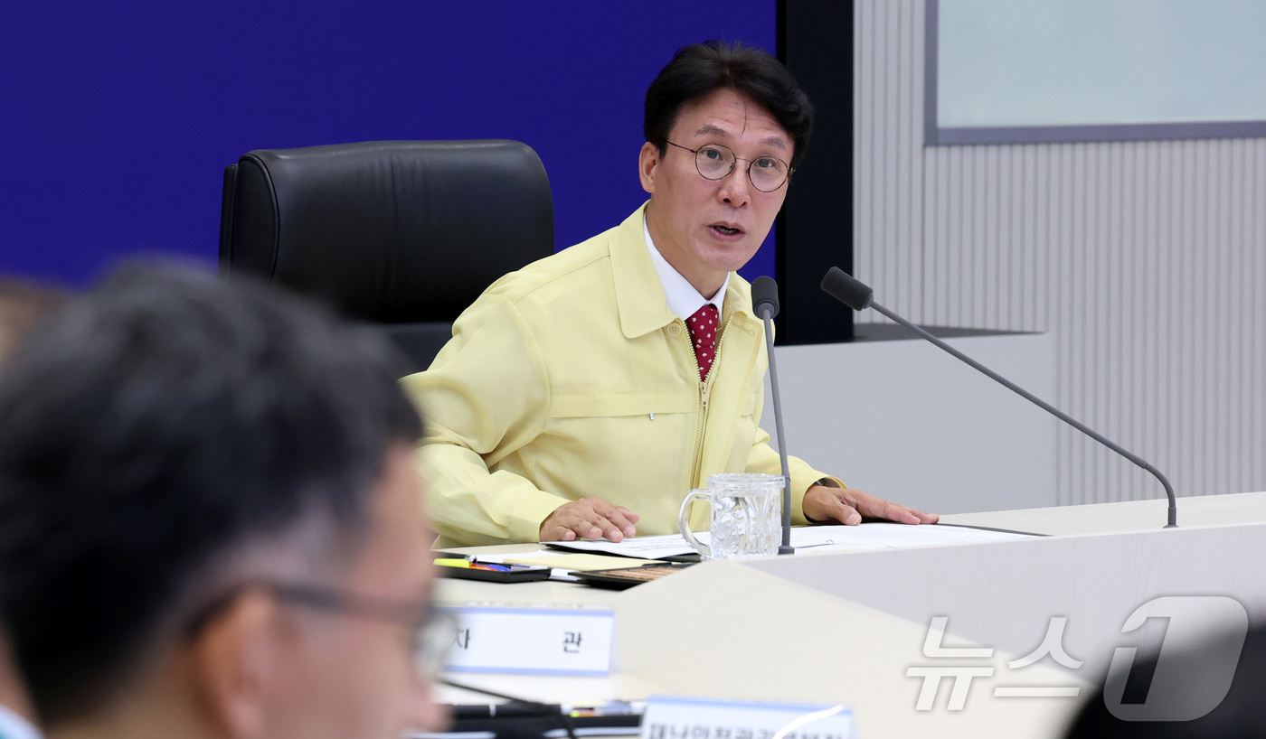 (세종=뉴스1) 김기남 기자 = 김민석 국무총리가 7일 오전 세종시 정부세종청사 중앙재난안전상황실에서 여름철 재난 대비 상황을 점검하며 발언하고 있다. 2025.7.7/뉴스1