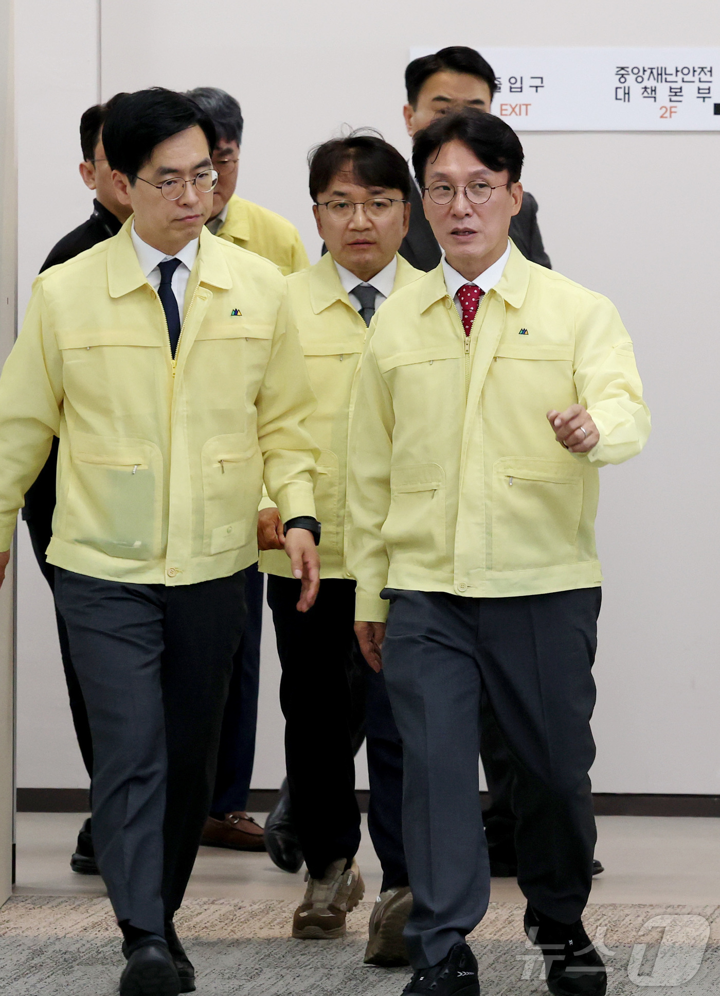 (세종=뉴스1) 김기남 기자 = 김민석 국무총리가 7일 오전 세종시 정부세종청사 여름철 재난 대비 상황을 점검하기 위해 중앙재난안전상황실에 입장하고 있다. 2025.7.7/뉴스1