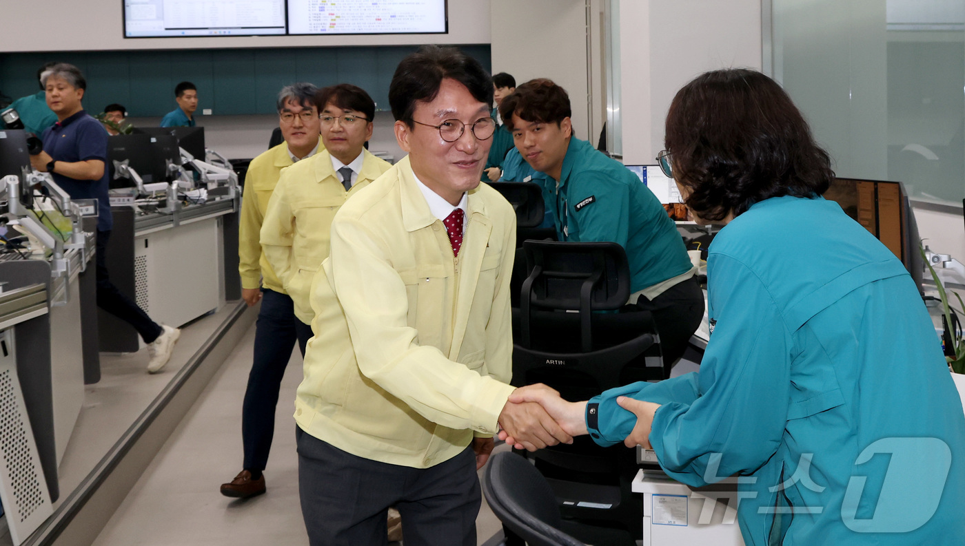 (세종=뉴스1) 김기남 기자 = 김민석 국무총리가 7일 오전 세종시 정부세종청사 중앙재난안전상황실에서 여름철 재난 대비 상황을 점검한 뒤 직원들을 격려하고 있다. 2025.7.7/ …