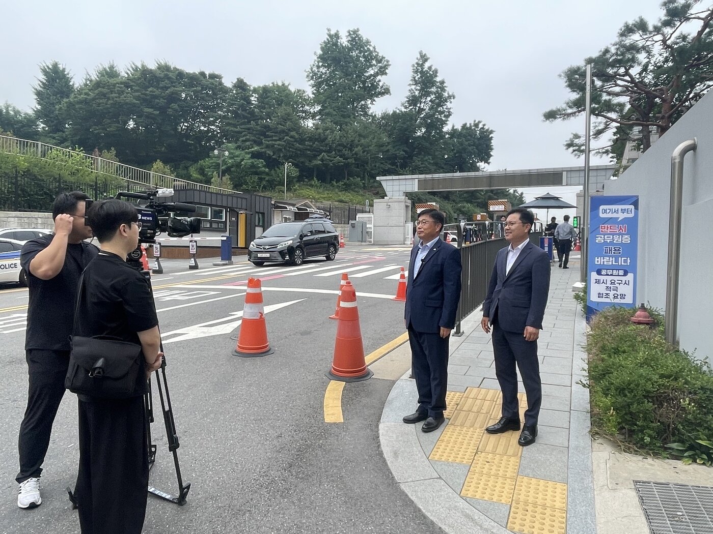 본문 이미지 - 이승원 세종시 경제부시장&#40;오른쪽서 두 번째&#41;이 7일 오전 해양수산부 부산 이전과 관련한 최민호 세종시장의 공개서한을 전하기 위해 서울 용산대통령실을 방문하고 있다. &#40;세종시 제공. 재판매 및 DB금지&#41;