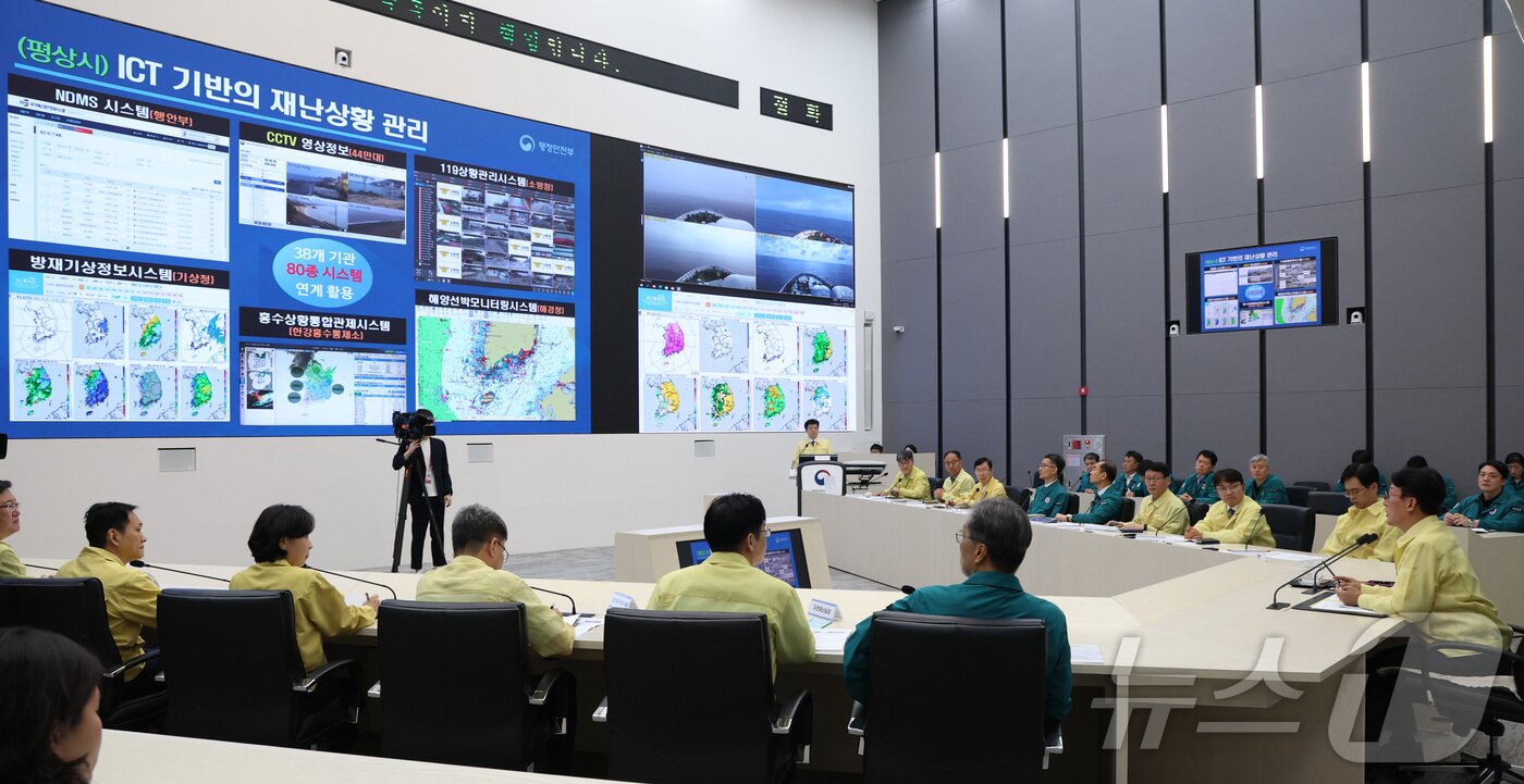 본문 이미지 - 김민석 국무총리가 7일 오전 세종시 정부세종청사 중앙재난안전상황실에서 여름철 재난 대비 상황을 점검하며 발언하고 있다. 2025.7.7/뉴스1 ⓒ News1 김기남 기자