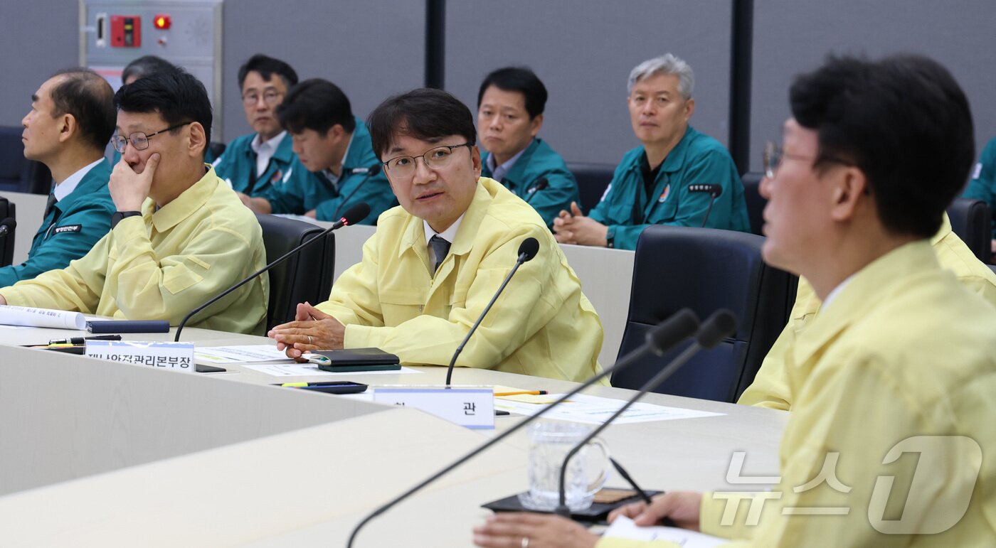 본문 이미지 - 김민석 국무총리가 7일 오전 세종시 정부세종청사 중앙재난안전상황실 방문하며 김광용 재난안전관리본부장으로부터 보고를 받고 있다. 2025.7.7/뉴스1 ⓒ News1 김기남 기자